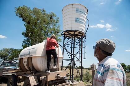 Dos productores de La Gallareta, Vera, buscan agua con un tanque para llevarle a sus animales