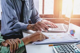 4 científicos argentinos, premiados por sus estudios en economía y logística