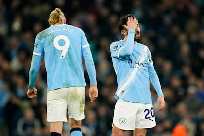 Dos puntos perdidos por el City: se lamentan Erling Haaland y Bernardo Silva (AP Photo/Dave Thompson)
