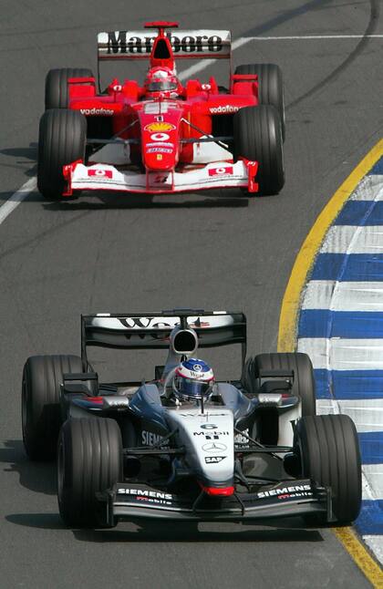 Dos que siguen. Gran Premio de Australia 2003. Kimi Raikonnen, con el McLaren Mercedes-Benz, y el gran Michael Schumacher, con Ferrari