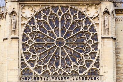 Dos rosetones, enfrentados, daban luz y color al crucero central de Notre Dame