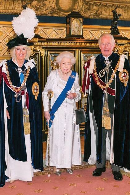 Dos semanas después de celebrar su Jubileo de Platino, Isabel II presidió uno de los actos más solemnes de la monarquía británica en el salón del Trono y luego participó del almuerzo posterior. Pero, por temas de salud, no estuvo en el desfile ni en la misa. Y evitó llevar el uniforme, que es muy pesado.