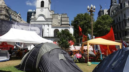 Dos semanas duró el acampe de Tupac Amaru en Plaza de Mayo
