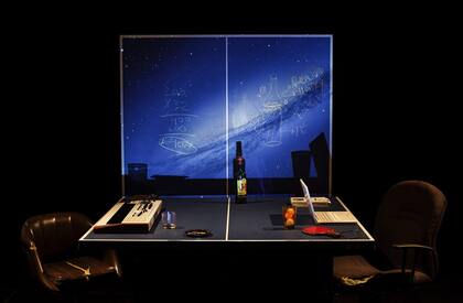Dos sillas, una mesa de ping-pong, dos teclados y una botella de whisky