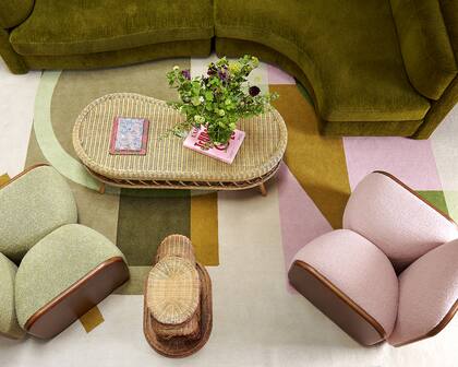 Dos silloncitos 'Kiss' sobre la alfombra 'Petrouchka' (todo de Pierre Frey). Mesa de mimbre (Popus Editions)