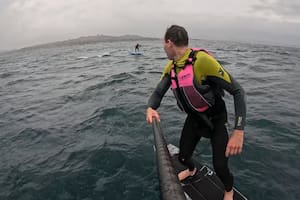 Dos surfistas fueron perseguidos por un tiburón blanco y grabaron un terrorífico video