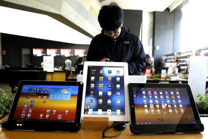 Dos tabletas de Samsung junto a una iPad en una tienda en Corea del Sur