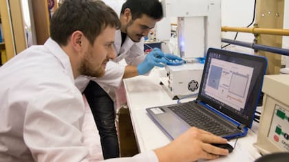 Dos técnicos trabajan en la impresión de medicamentos