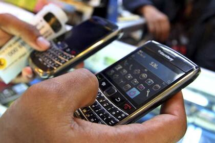 Dos teléfonos BlackBerry en una tienda en Jakarta, Indonesia