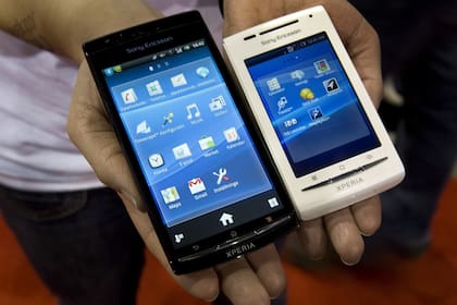 Dos teléfonos móviles Xperia, el Arc y el X8, durante la presentación de Sony Ericsson en la feria CES de Las Vegas en 2011