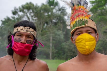 Dos Tikuna colombianos posan con máscaras faciales, en medio de las preocupaciones por el coronavirus, en Leticia, departamento de Amazonas, Colombia, el 8 de junio de 2020