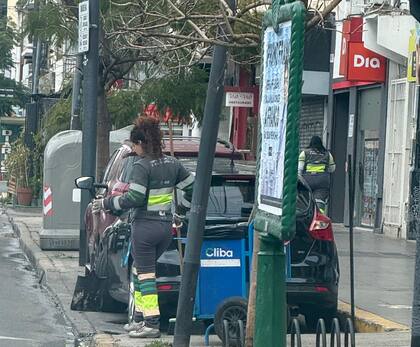 Dos trabajadores de Espacio Público limpiaban las calles y tachos en la avenida Cabildo