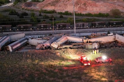 Dos trabajadores ferroviarios resultaron heridos en una colisión ferroviaria y el posterior descarrilamiento en Texas