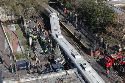 Dos trenes de la línea Sarmiento y un colectivo chocaron a la altura de Flores hay varios muertos y más de 160 heridos