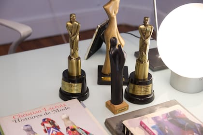 Dos veces ganador del Martín Fierro de la Moda como Mejor Diseñador (2023 y 2024), Adrián Brown también fue reconocido en su ciudad natal y declarado Hijo Dilecto de Dolores