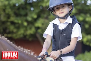 De padre polista y madre actriz, tiene seis años y toma clases de equitación al igual que su famoso abuelo