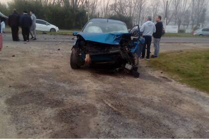 Dos vehículos -un Volkwagen Fox color negro y un Ford Fiesta Kinetic color azul- impactaron de frente