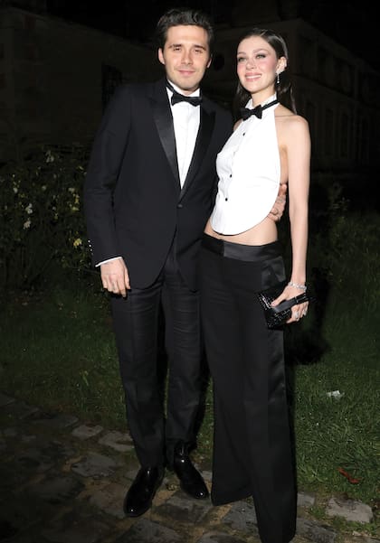 Dos versiones de smoking con moño. impactantes, para la
presentación de la
colección de Victoria
Beckham, en Ile-deFrance, en París, en 2024.