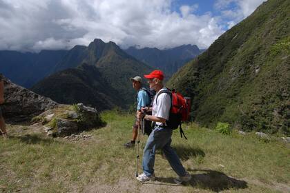Dos viajeros en el Camino del Inca, que conduce a Machu Picchu, en el Cuzco
