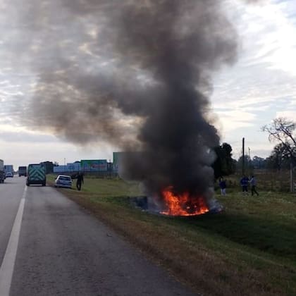 Dos víctimas fatales: un auto despistó en la Ruta 2, chocó contra una alcantarilla y se prendió fuego.