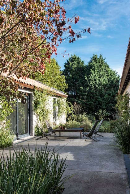 Dos volúmenes paralelos le dan lugar a un patio que resguarda del viento en un entorno delicioso.