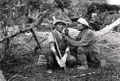 Dos yaganes se preparan para el Ciexaus, rito de iniciación. Punta Remolino, Tierra del Fuego 1922.