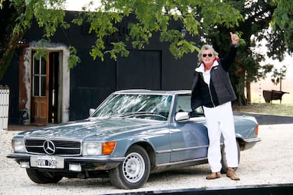 Dotto, con su Mercedes 1976 280 SL. 