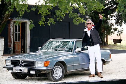Dotto, con su Mercedes 1976 280 SL.