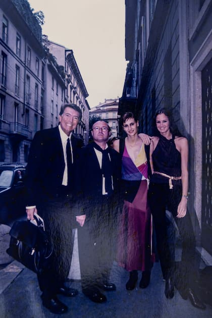 Dotto en otra foto del mismo día del desfile de Armani, junto a Phil Collins y las modelos de la agencia Luciana Marinissen y Roxana Zarecki