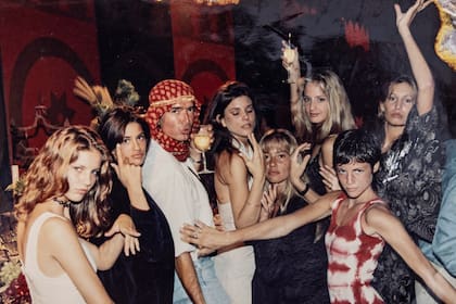 Dotto junto a Moira Gouhg, Yamila Díaz-Rahi, Roxana Zarecki, Daniela Urzi y Dolores Barreiro en una de las fiestas del empresario brasileño Gilberto Scarpa, en Punta del Este