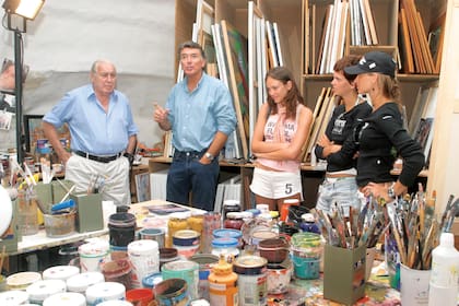 Dotto
visita a su admirado
Carlos Páez Vilaró en su
atelier de Casa Pueblo
con Estefanía Pigazzi y
Carolina Gimbutas.