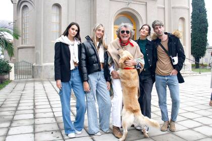Dotto y su perro Crack, en la puerta de la iglesia de Valle María, junto con parte del staff del Grupo Mannequins, una agencia de modelos de Córdoba.