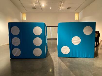 “Double Six Tres Maria’s”, de Yutaka Sone: el artista japonés arrojará dos dados de 200 x 200 centímetros cada uno desde el techo del Museo de Bellas Artes Franklin Rawson