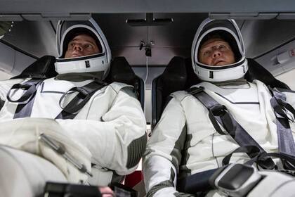 Doug Hurley y Bob Behnken durante las pruebas de los controles de la cápsula tripulada Dragon de SpaceX