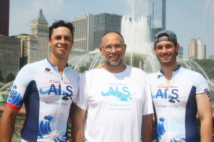 Doug McConnell (centro) perdió a dos miembros de su familia que fueron diagnosticados con ALS (Facebook/A Long Swim)