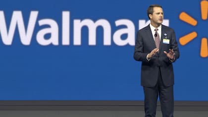 Doug McMillon dejará su cargo al frente de Walmart en enero de 2026, después de casi 12 años,