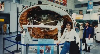 Dougherty llegó a Reino Unido para convertirse en una de las científicas planetarias más destacadas del país. En la foto, delante de una maqueta de una misión espacial en la que participó y que fue enviada a Saturno