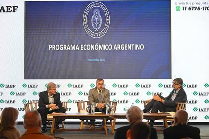 Douglas Elespe, presidente de FIX; Federico Furiase, director del Banco Central, y Pablo Miedziak, presidente del IAEF