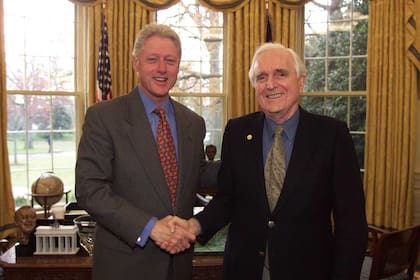 Douglas Engelbart recibe de Bill Clinton en 2000 la Medalla Nacional de Tecnología e Innovaciones, la distinción más grande en Estados Unidos en el área tecnológica