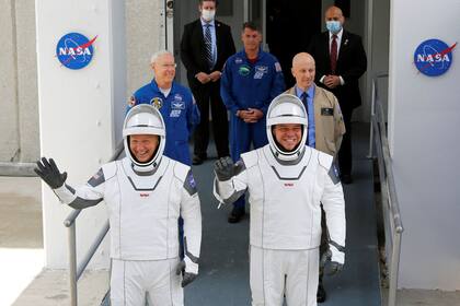 Douglas Hurley y Robert Behnken en su camino a la torre Pad39A, desde donde debían despegar