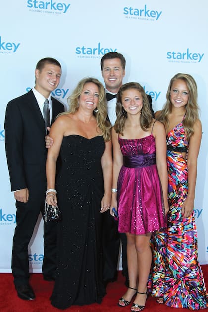 Douglas Pitt junto a su mujer Lisa (a quien conoció en la universidad) y sus tres hijos, Landon (26), Sydney (25) y Reagan (24) en la gala de Starkey Hearing Foundation en 2011.