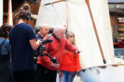 Douglas Robertson muestra la balsa en la que sobrevivió junto a su familia