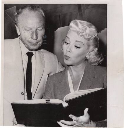 Douglas Sirk y Lana Turner repasan el guion en un alto del rodaje de la película.