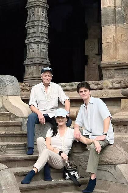 Douglas, Zeta-Jones y Dylan en la puerta de un templo indio