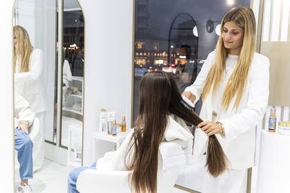 Dove Bond Intense Repair restaura enlaces capilares a nivel molecular, reparando hasta 3 años de daño. Ideal para cabellos secos o tratados, su óleo bifásico ya es un favorito viral por su eficacia.