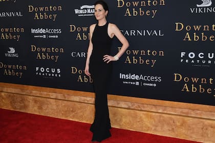 Total Black. Con un vestido ceñido al cuerpo, color negro, creado por Giorgio Armani Privé, Michelle Dockery desfiló por la alfombra roja