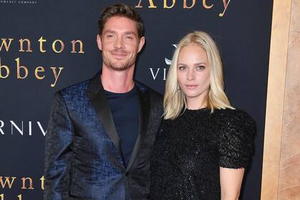 El actor y modelo británico Max Brown junto a su esposa, Annabelle Horsey