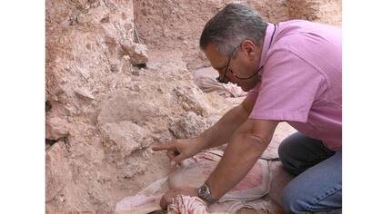 Jean-Jacques Hublin al ver por primera vez los fósiles, apunta hacia el cráneo humano