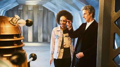 Dr. Who. En 1963, Ron Grainer escribió la partitura para una nueva serie de ciencia ficción llamada Doctor Who. Se convirtió en el primer éxito popular de la música electrónica