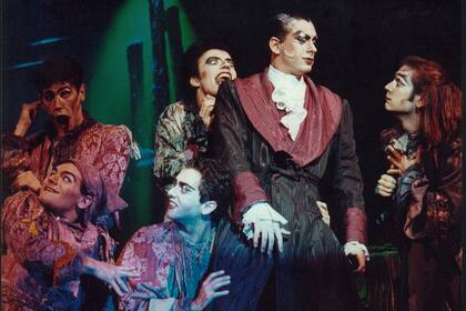 Drácula, con Juan Rodó, se estrenó en 1991, en el Luna Park, pero el litigio entre Cibrián y Mahler impediría el festejo por su 30° aniversario